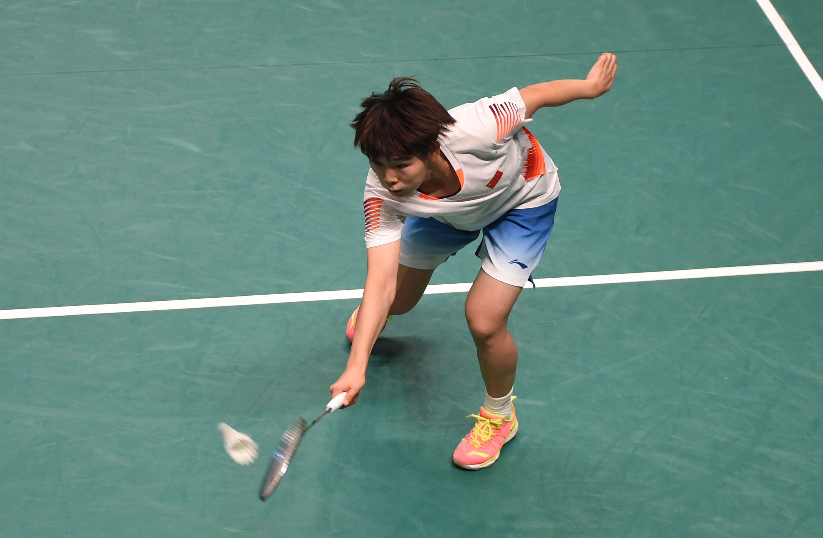 而是深刻地 而是深刻地